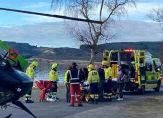 Passers-by pull person from car after it crashes into Lake Taupō passers-by-pull-person-from-car-after-it-crashes-into-lake-taup