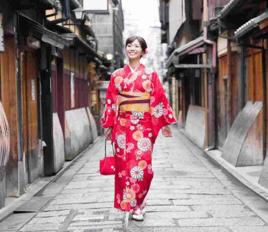 Kimonos Are the Ultimate Fashion Power Move—Here’s Why kimono, kimono dress, kimono robe, kimonos, japanese kimono, kimono party